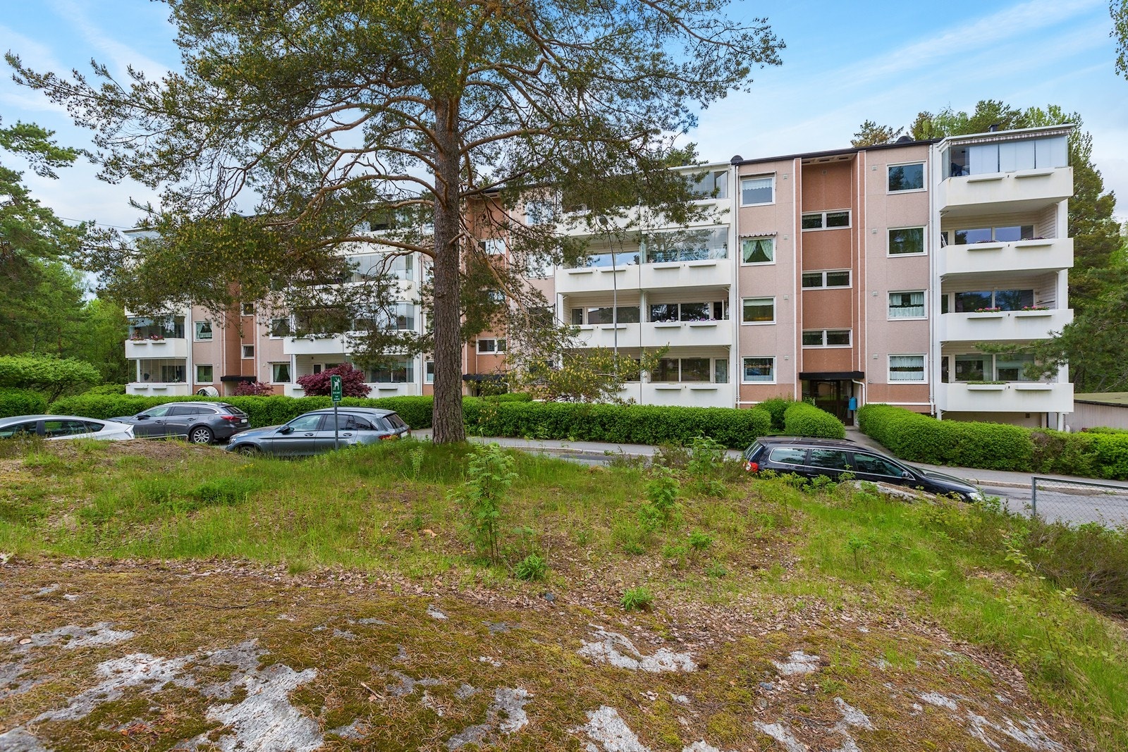 Fasaden sett fra en av borettslagets flotte opparbeidede friarealer /parker Galleribilde