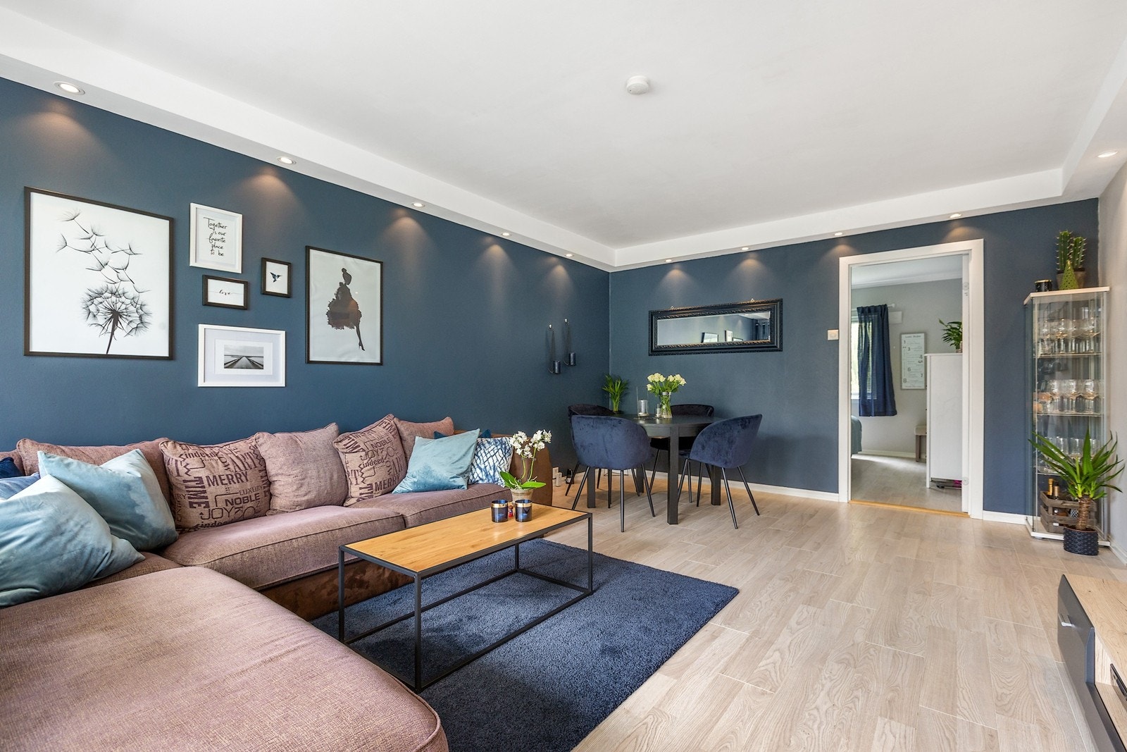 Lekker stue med plass til både sofagruppe og spisestue Galleribilde