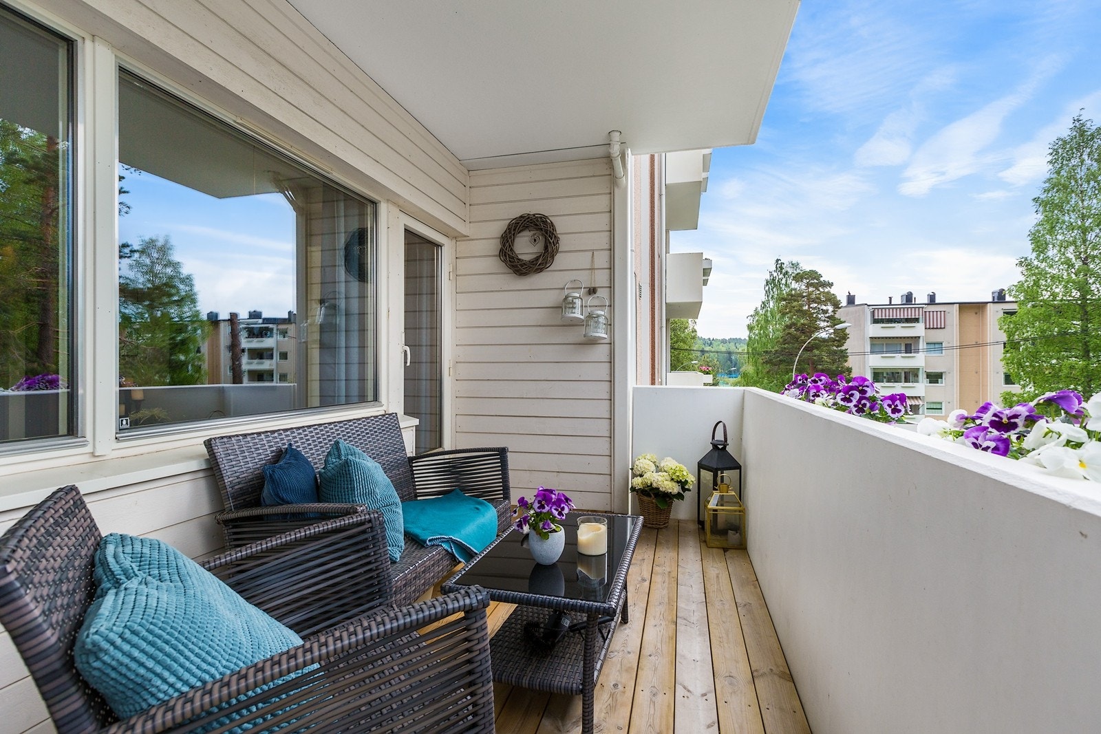 Trivelig sydvendt balkong med flott utsyn over borettslagets "park"" og lekeplass Galleribilde