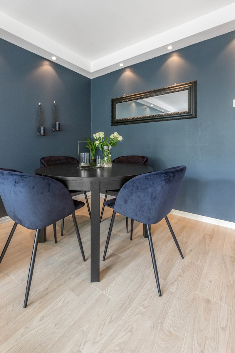 Tøff spisestue - i hjørnet bak er det et pipeløp! Her kan sette inn et ildsted Galleribilde