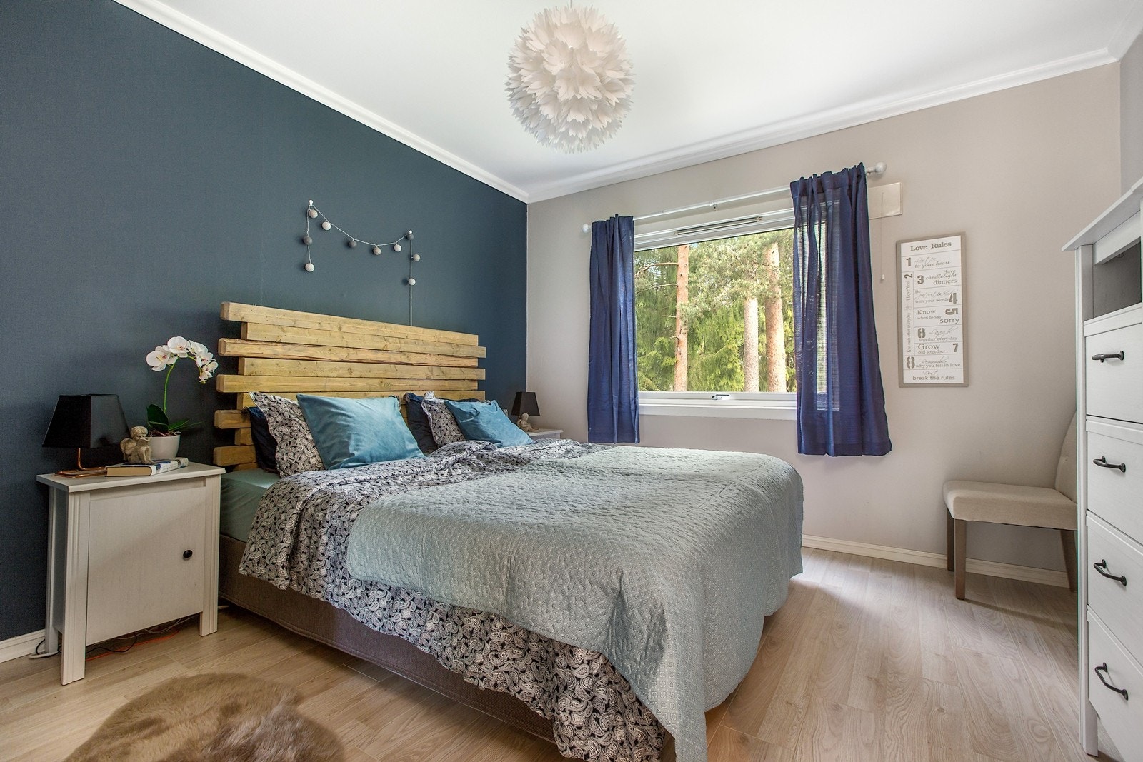 Soverommet vender ut mot marka - her sover du godt i rolige omgivelser! Galleribilde