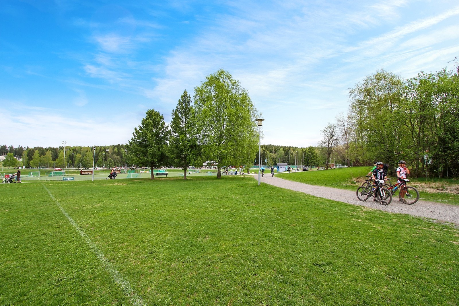 Haraløkka idrettsanlegg er bak huset ditt - her kan du sparke fotball og spille tennis i trolig en av byens billigste tennisklubber! Galleribilde
