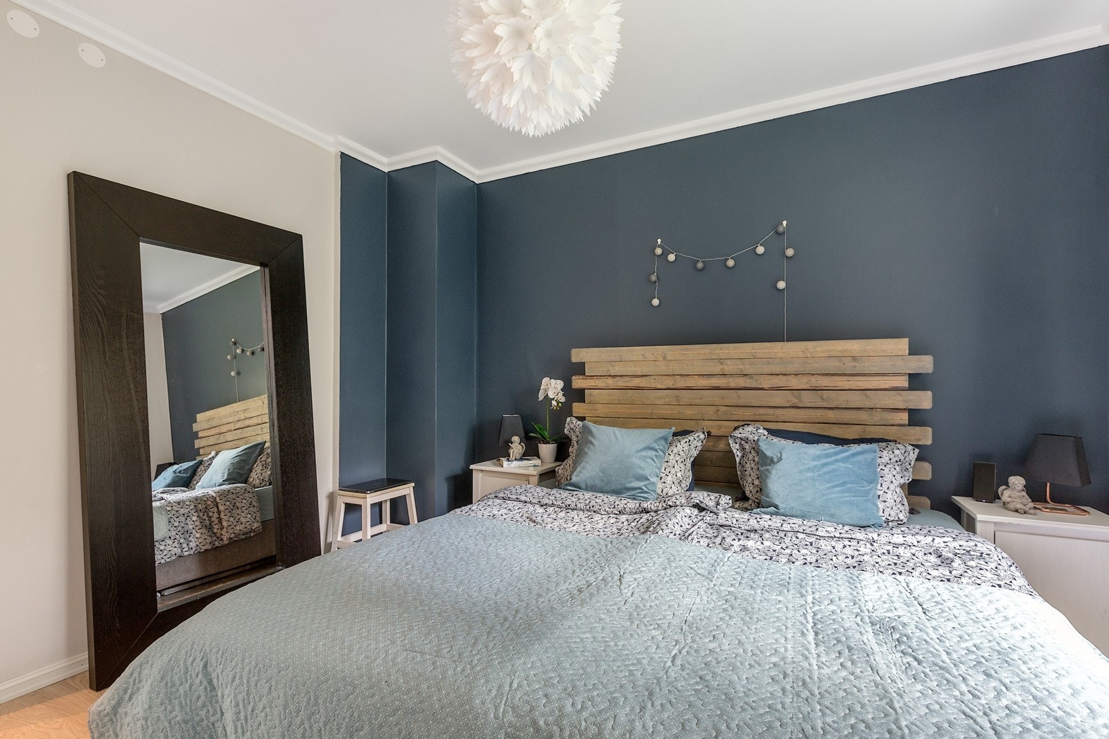 Stilig hovedsoverom, med tøff fondvegg i blått Galleribilde