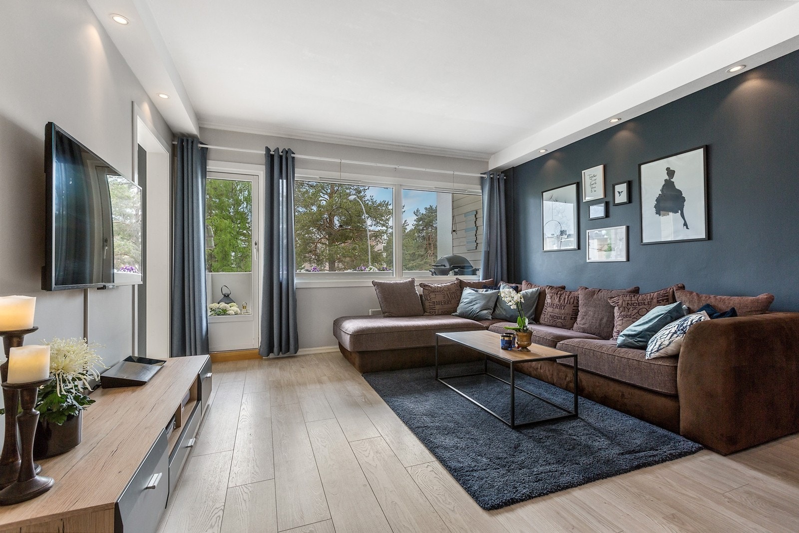 Legg merke til alt lyset som slippes inn via vinduene og balkongdør! Galleribilde