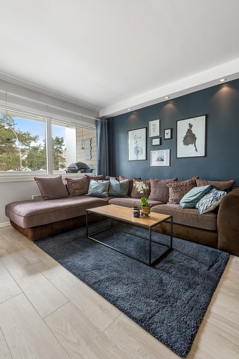 Trivelig sofakrok med kasse i tak med innfelt downlights Galleribilde