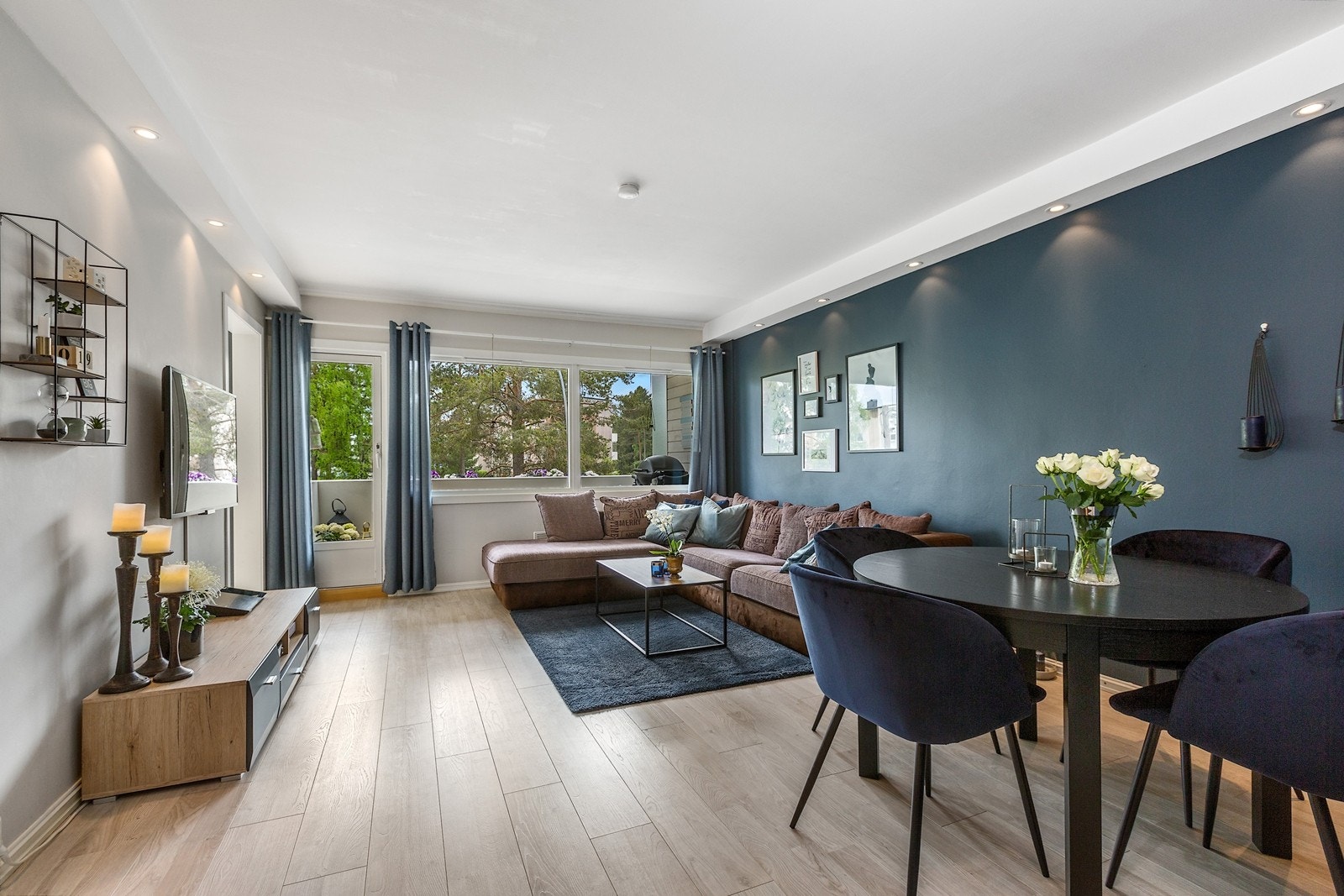 Velkommen til Haraløkka 36! Lekker stue malt i tidsriktige farger Galleribilde