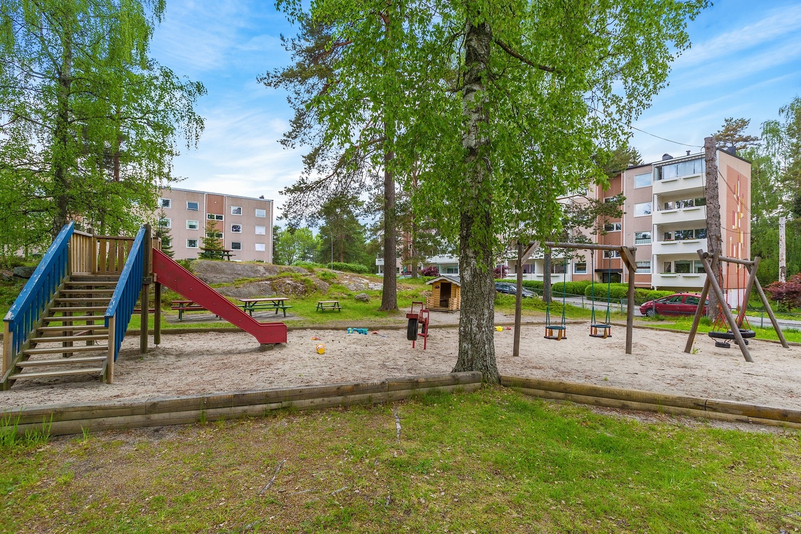 En av borettslagets fire lekeplasser - befinner seg rett utenfor døra! Galleribilde