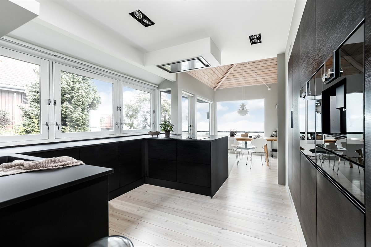 Kjøkkenet ble oppgradert i 2015 og er holdt et meget tiltalende, moderne design som passer perfekt for boligen. Galleribilde