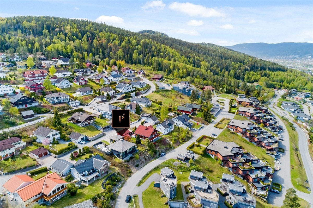 Området har skoler, barnehager og offentlig kommunikasjon, i tillegg til et rikt utvalg av fasiliteter og servicetilbud. Galleribilde