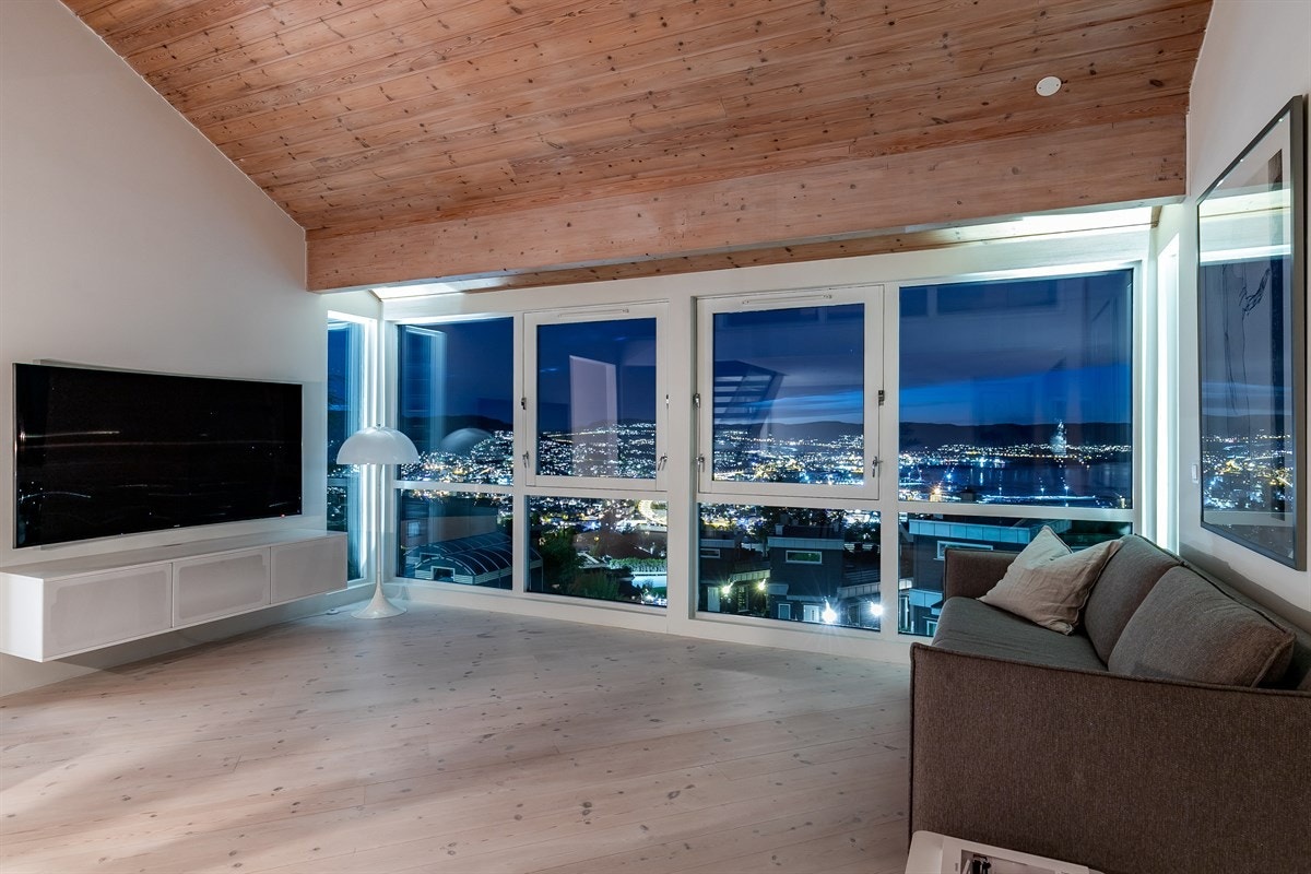 Kveldsfoto fra stuen. Galleribilde