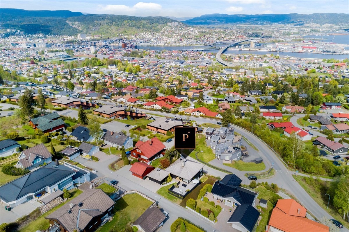 Eneboligen ligger meget fint til med storslagen, vidstrakt utsikt over Drammensområdet og fjorden. Galleribilde