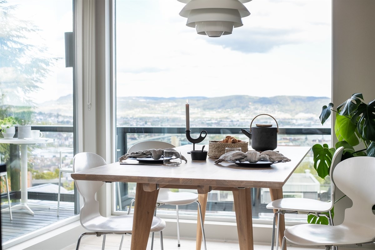 Fra kjøkkenet er det en flott utsikt over byen som kan nytes fra romslig spiseplass. Galleribilde