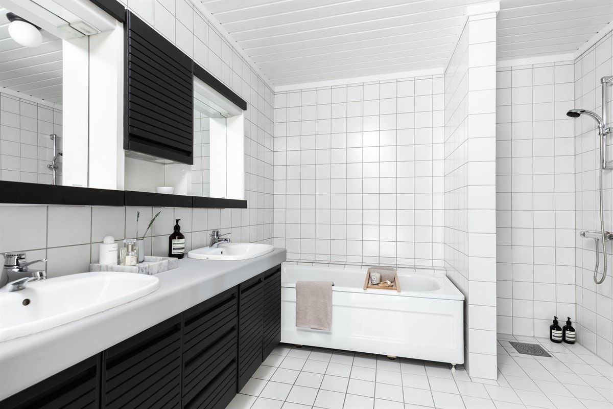 Begge badene ligger i underetasjen, hvorav ett er i suiteløsning med hovedsoverommet. Galleribilde