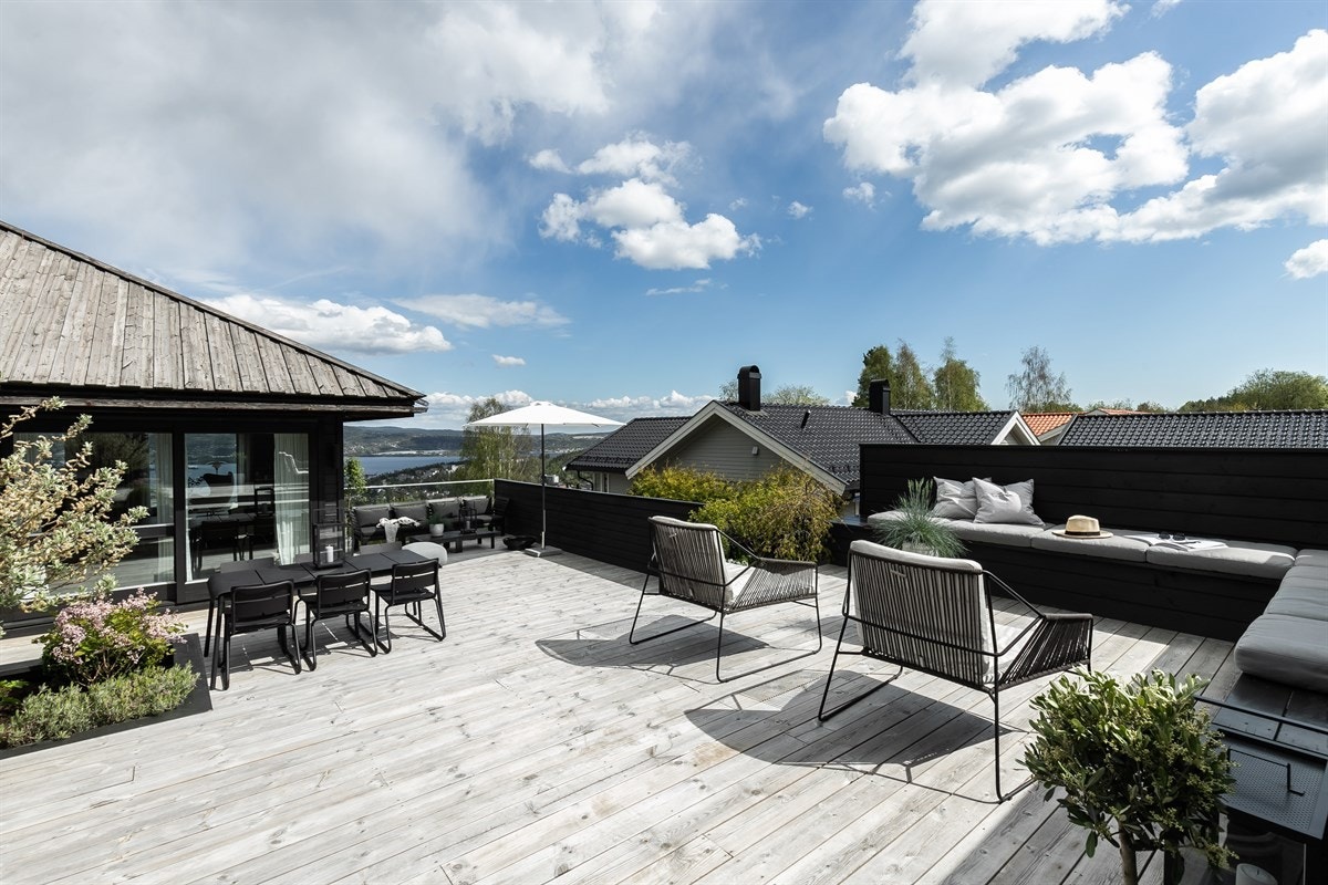 Eiendommen ligger i et meget ettertraktet og barnevennlig boligområde på Austad, rett ved marka. Galleribilde