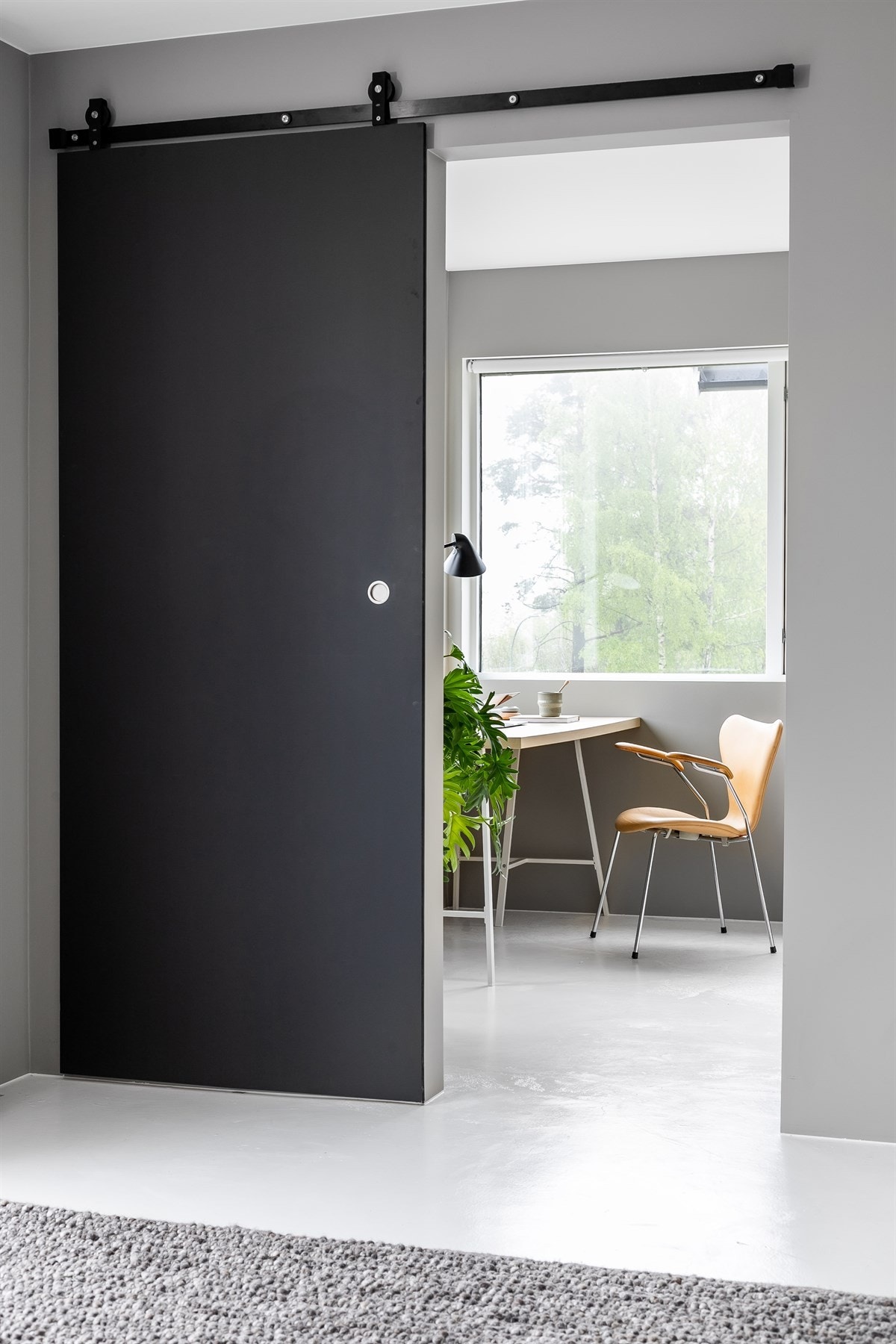 Flotte mørke skyvedører. Galleribilde