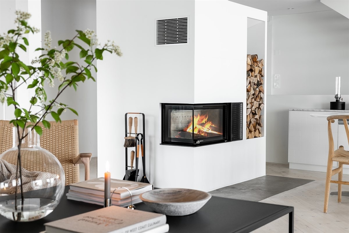 En moderne peis utsmykker stuen. Galleribilde