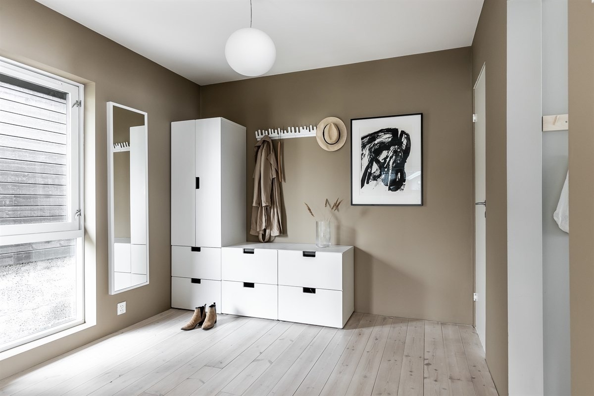 Det er montert enkel knaggrekke på veggen og rommet har plass for oppbevaringsmøbel. Galleribilde