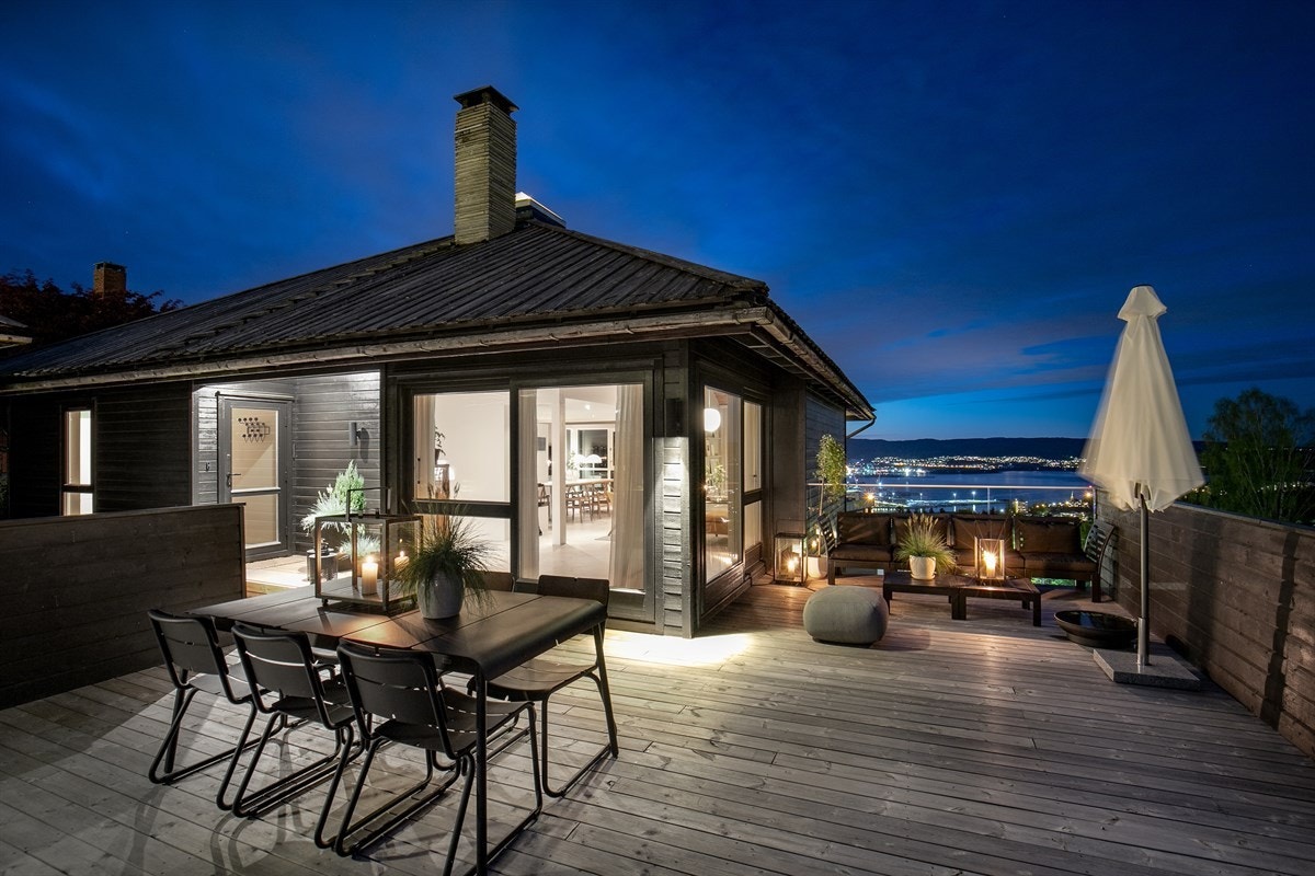 Eneboligen har en romslig terrasse på hele 77 kvm som strekker seg over flere nivåer. Galleribilde