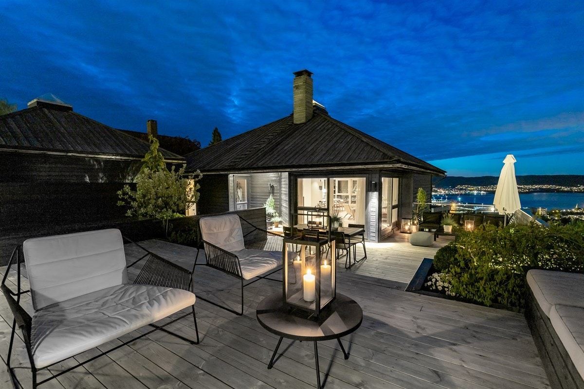 Fra eiendommen er det utsikt over store deler av Drammen, Lier, Bragernesåsen og Drammensfjorden - en utsikt som kan ta pusten fra en. Galleribilde