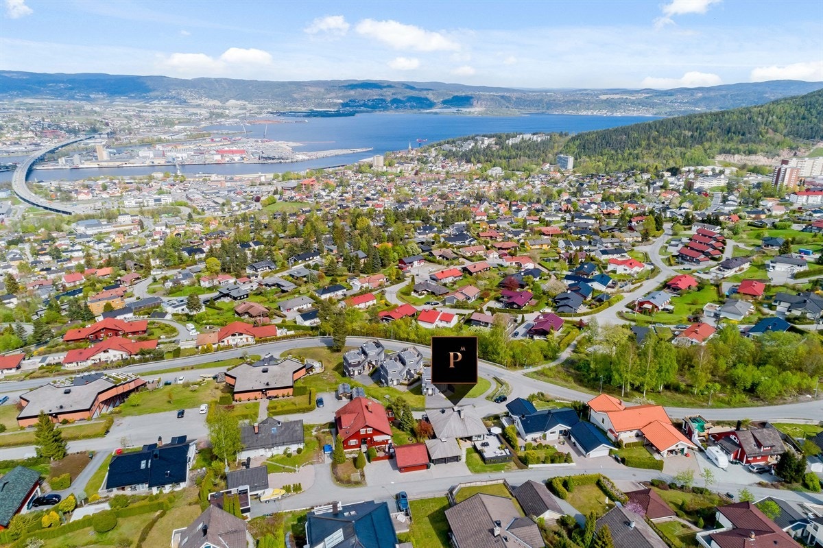 Eiendommen ligger i et meget ettertraktet og barnevennlig boligområde på Austad Skog i Drammen kommune. Galleribilde