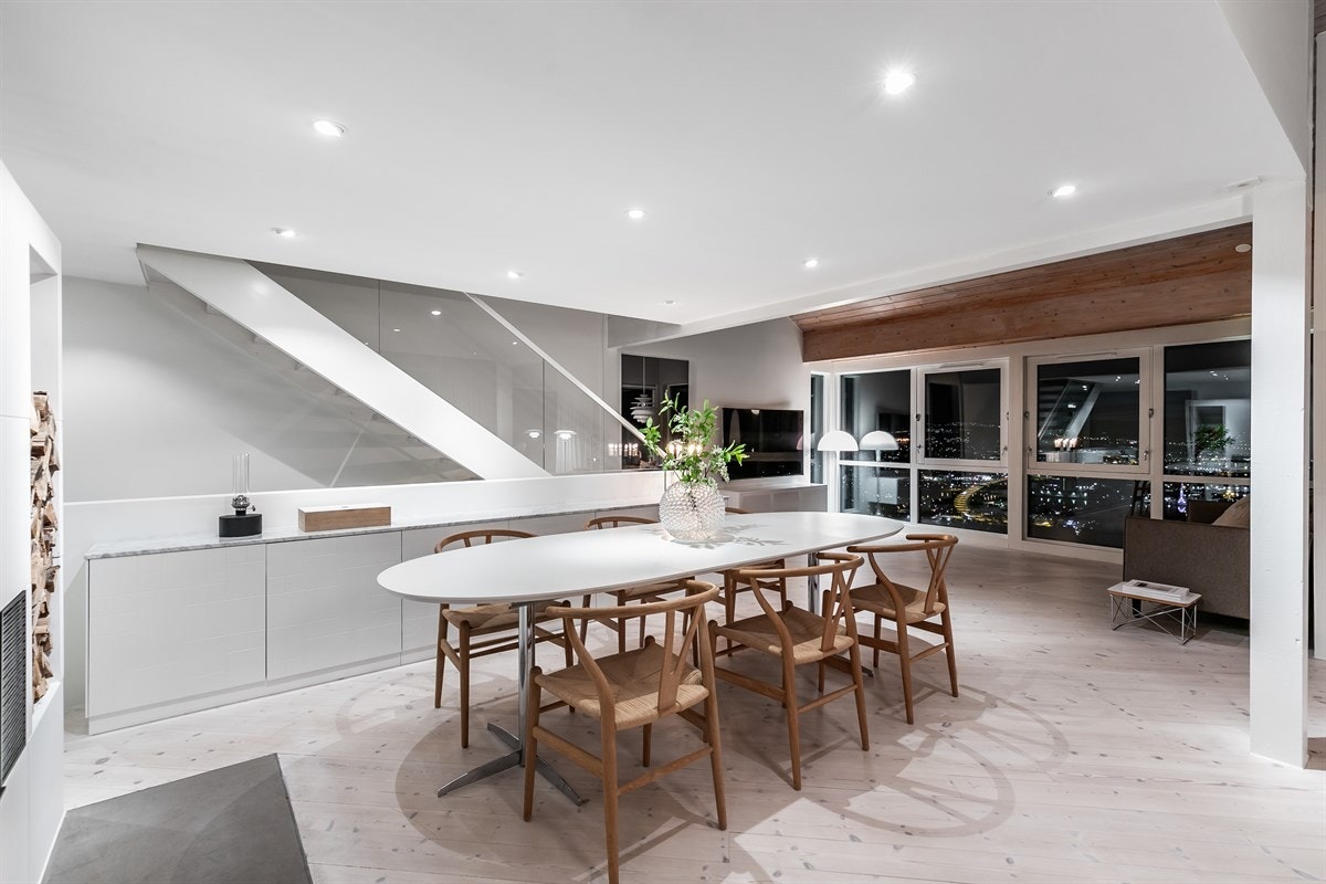 Stuen har rikelig med plass for møblering i flere soner. Galleribilde