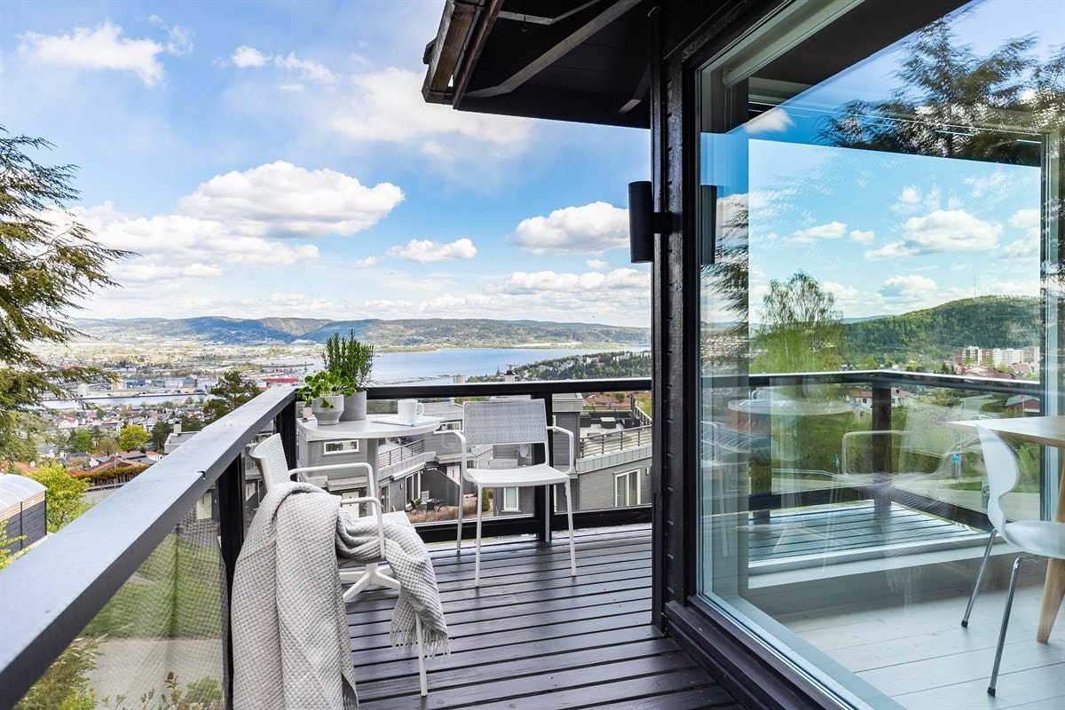 Utenfor kjøkkenet er det en veranda på 8 kvm med tredekke og glassrekkverk, et ypperlig sted for lunsj utendørs. Galleribilde