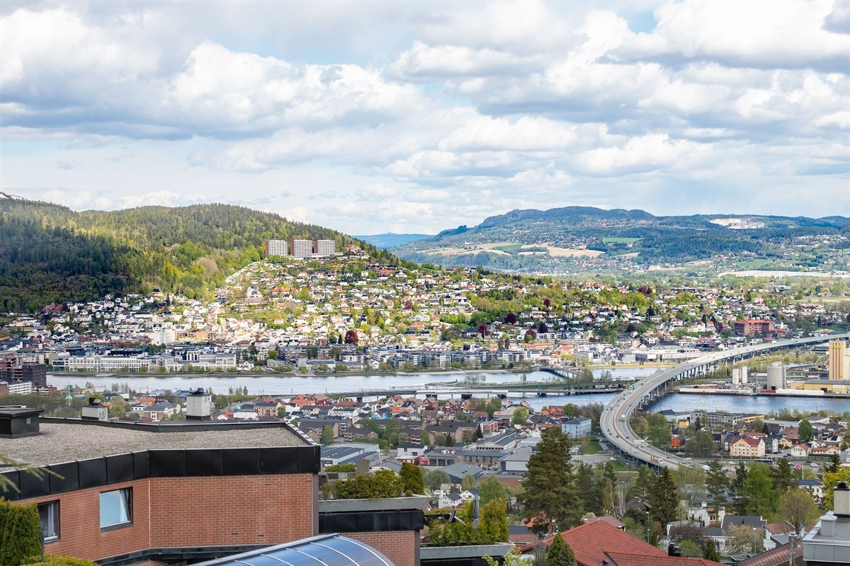 Nærmeste bussholdeplass er Bamse Brakars vei 7 som ligger ca. 2 min å gå fra boligen. Galleribilde