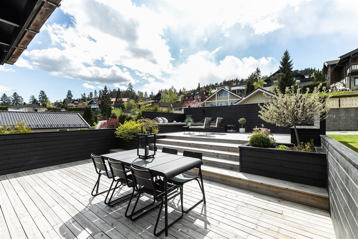 Eneboligen ligger høyt og fritt i terrenget med deilige solforhold. Galleribilde