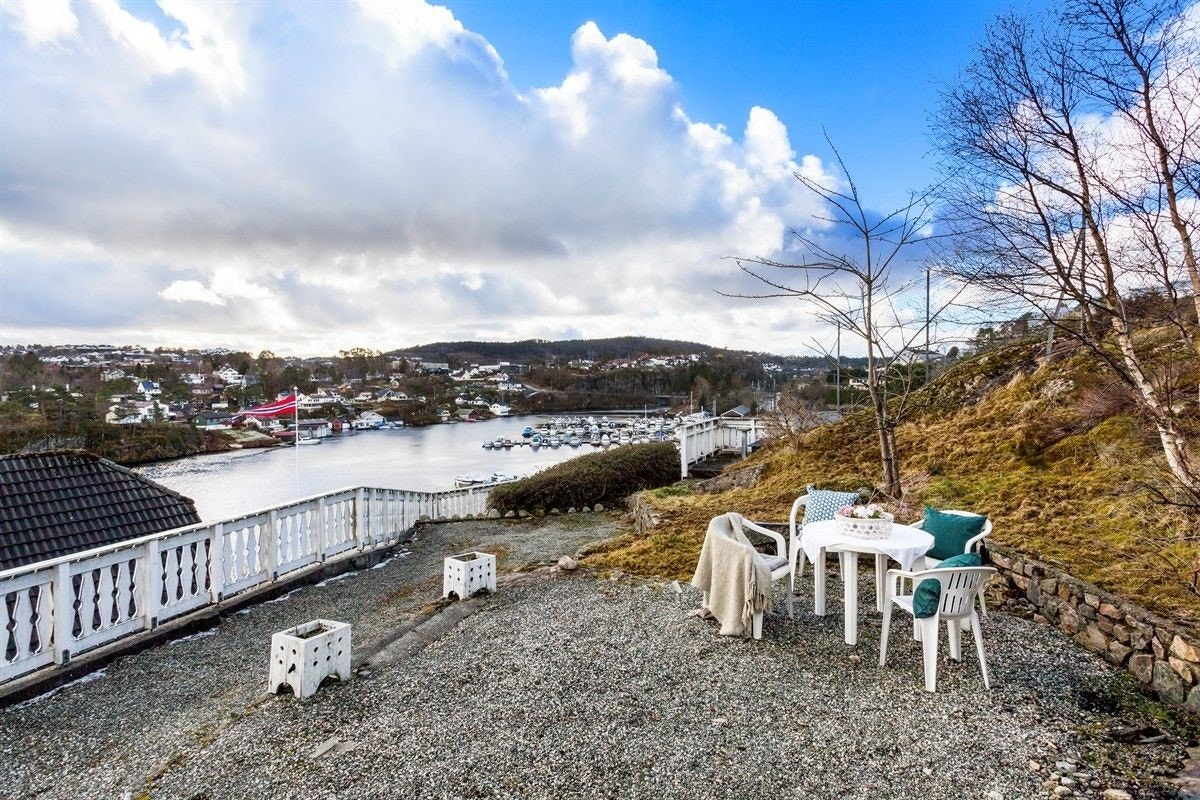 Solplass litt oppe i haugen bak huset Galleribilde
