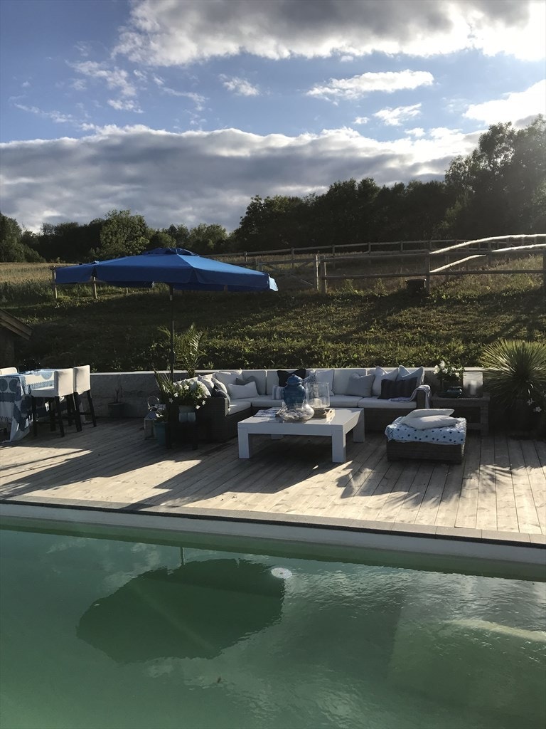 I hagen er det laget svømmebasseng. Galleribilde