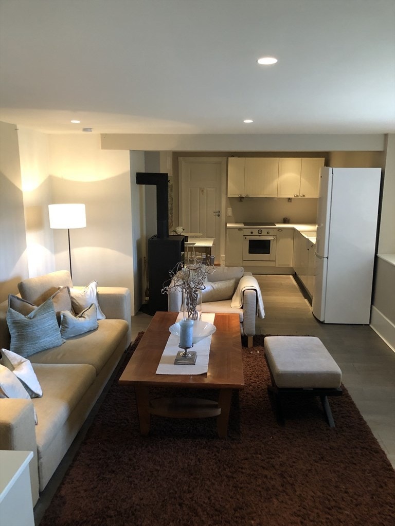 Stue/kjøkken i kjellerleilighet. Galleribilde