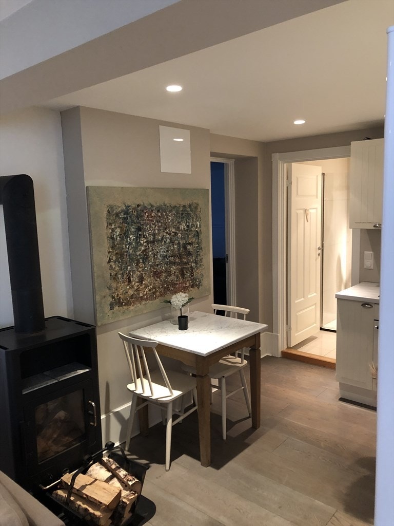 Spiseplass ved kjøkken i kjellerdel. Galleribilde