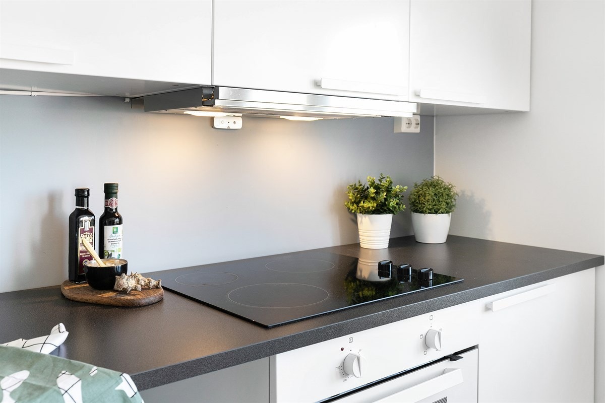 Videre har kjøkkenet en integrert stekeovn og platetopp fra 2018, samt et frittstående kjøleskap og en ventilator. Det er også komfyrvakt og opplegg for oppvaskmaskin. Galleribilde