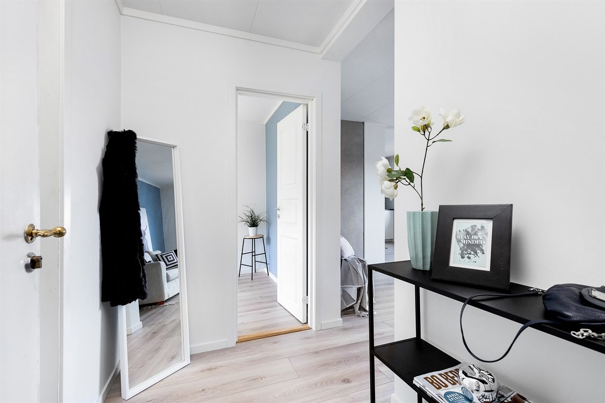 Leiligheten har en lys og moderne entré som står i stil med de øvrige rom. Galleribilde