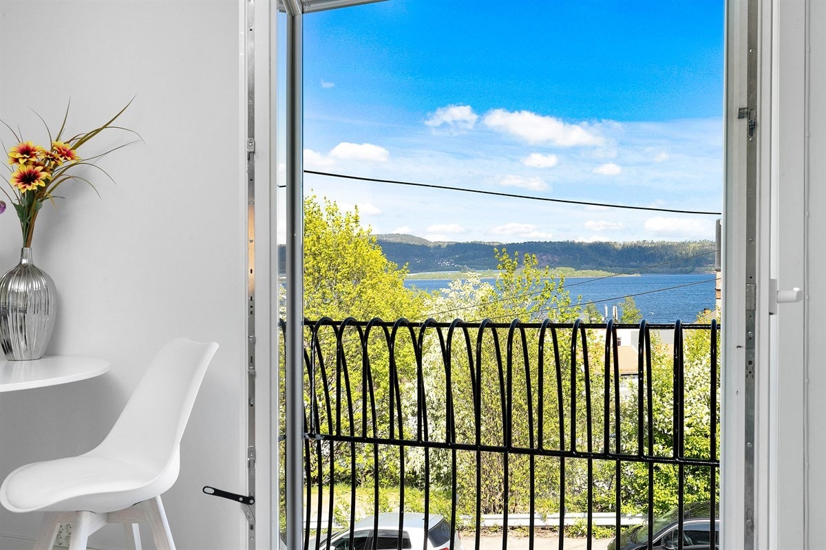 Leiligheten ble nylig modernisert og har store vinduer som fyller rommene med dagslys. Det er også en fransk balkong med nydelig sjøutsikt. Galleribilde