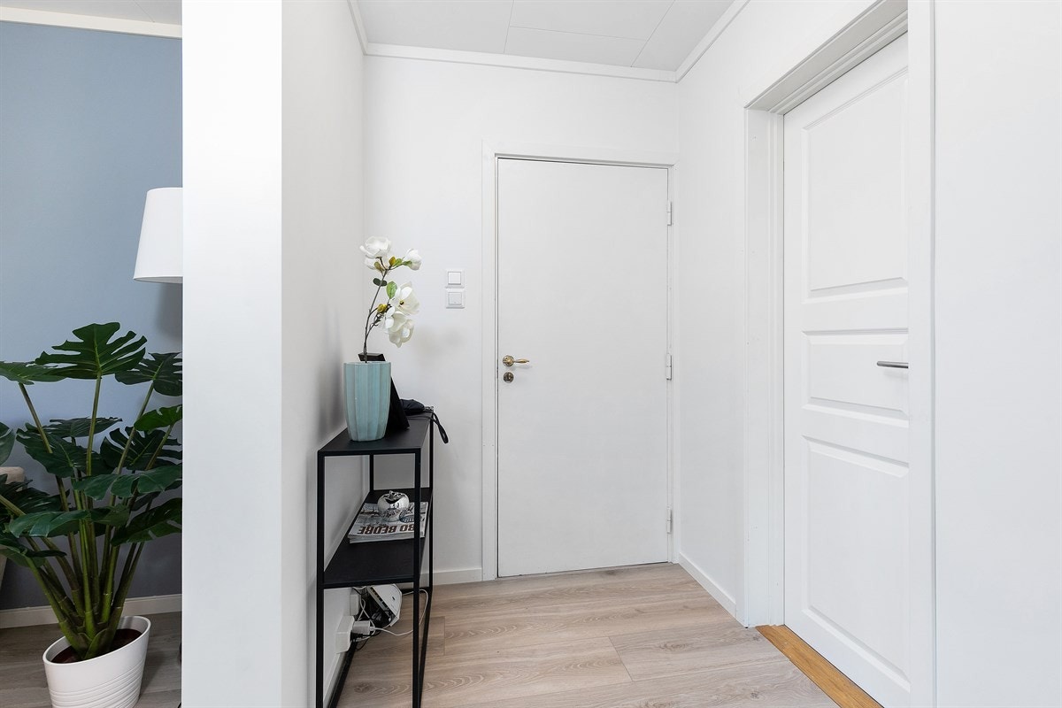 I entreen er vegger og himling er hvitmalte. Galleribilde