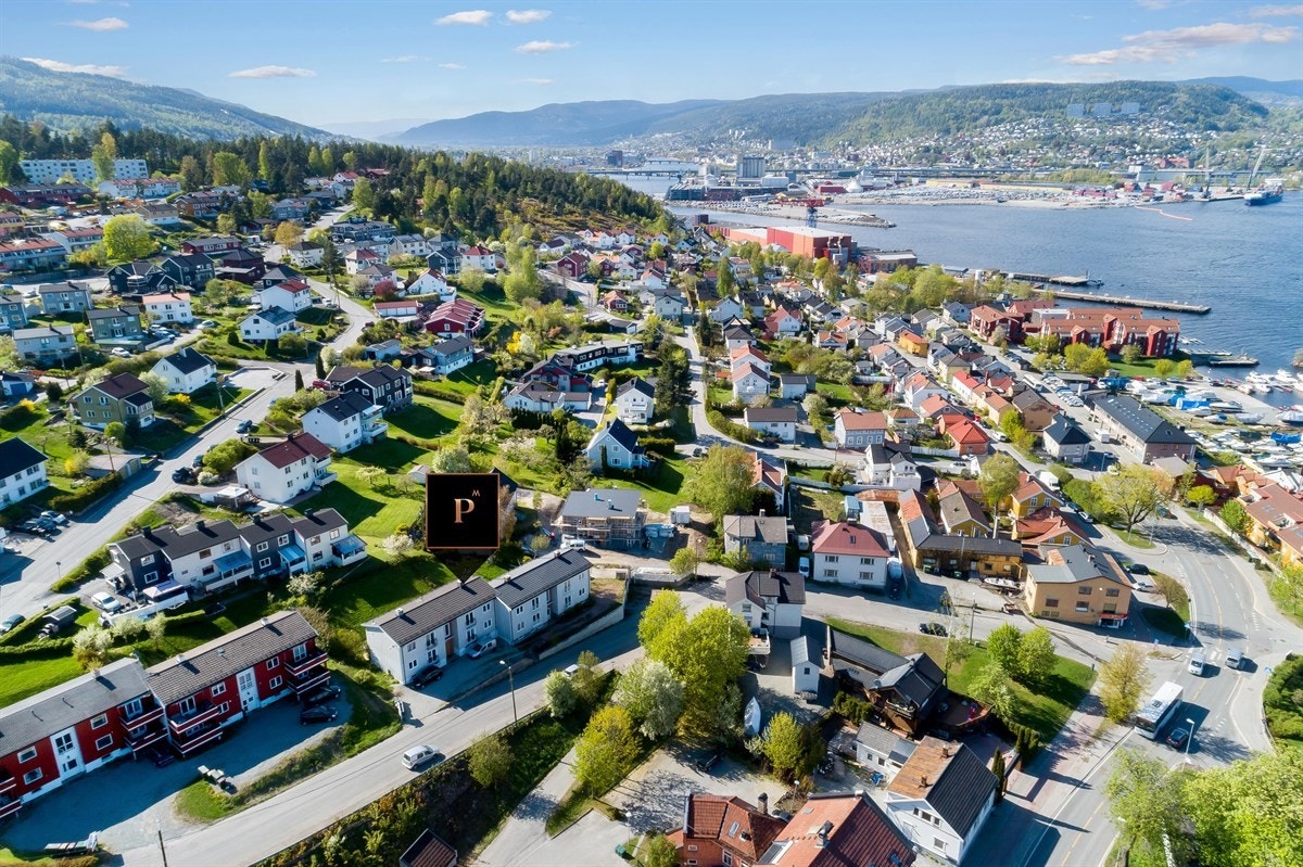 Nærmeste bussholdeplass er Merket, som ligger ca. 180 meter fra boligen. Det er også kort vei til Drammen stasjon med hyppige togavganger til blant annet Oslo. Galleribilde