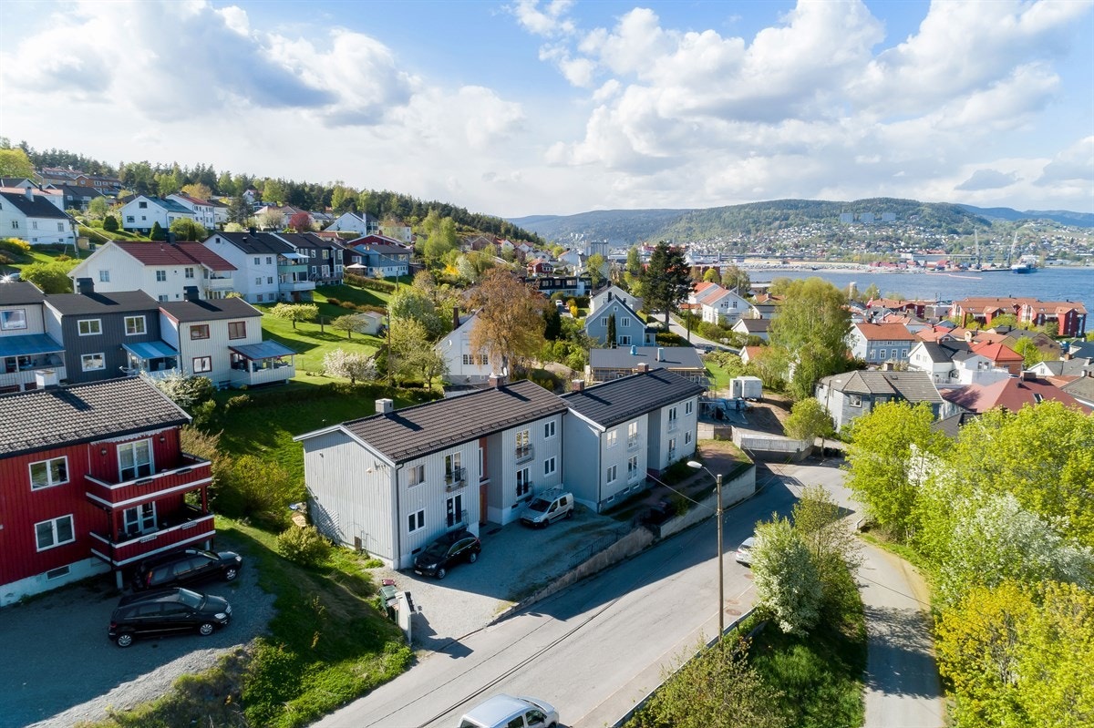 I nærområdet finner du skoler, barnehager og offentlig kommunikasjon, samt et godt utvalg av servicetilbud. Galleribilde