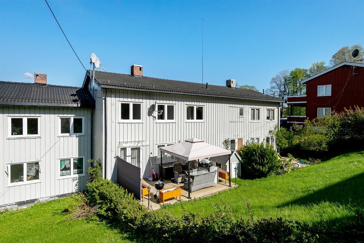 For øvrig ligger bygget på en skrånende tomt med gruset parkeringsplass på felles tomt og et velstelt fellesareal. Galleribilde