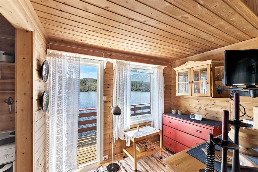 Utbygg med store vindusflater og utgang til terrasse Galleribilde