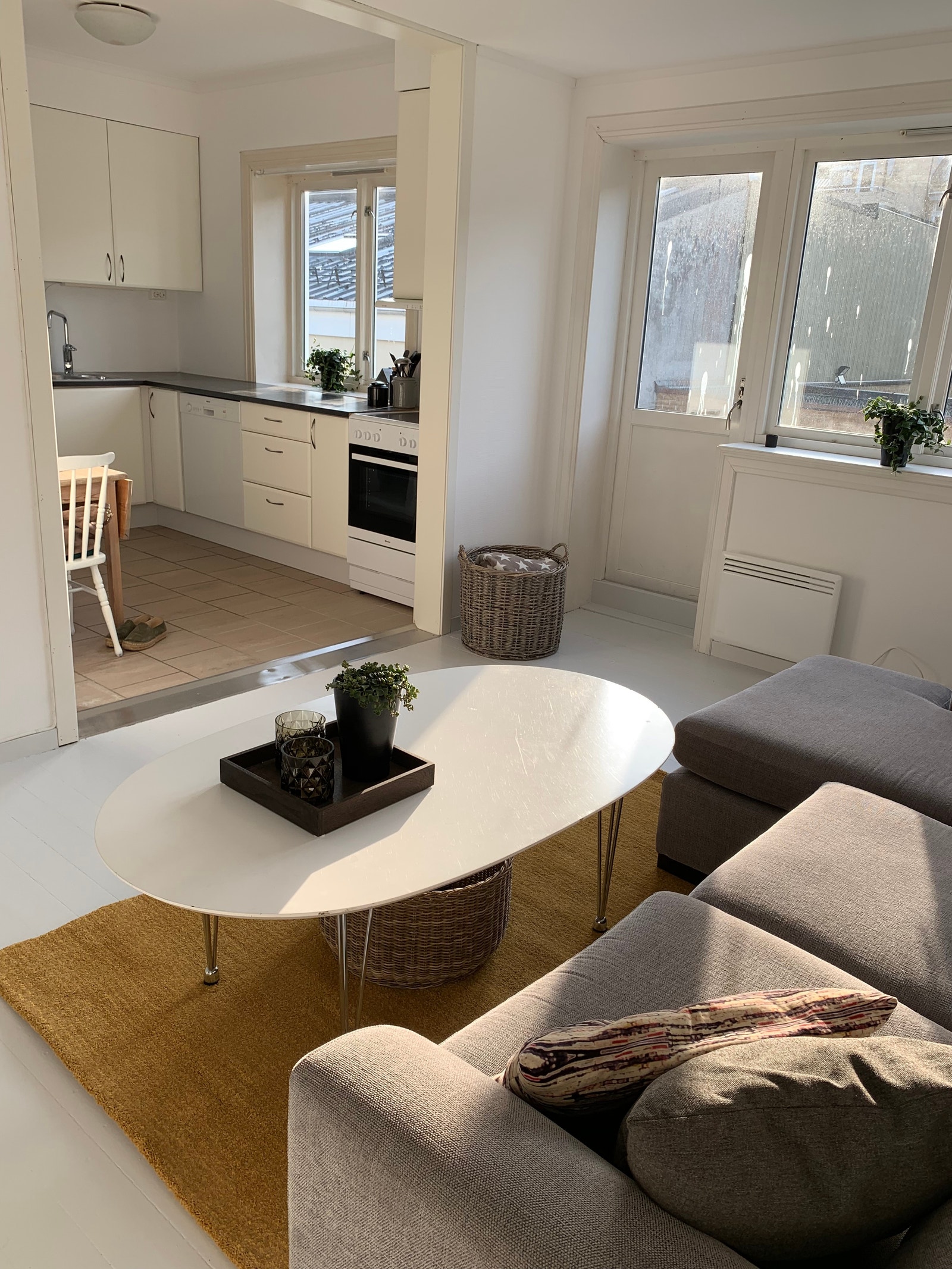 Åpen Kjøkken / Stueløsning m utgang til solrik balkong Galleribilde