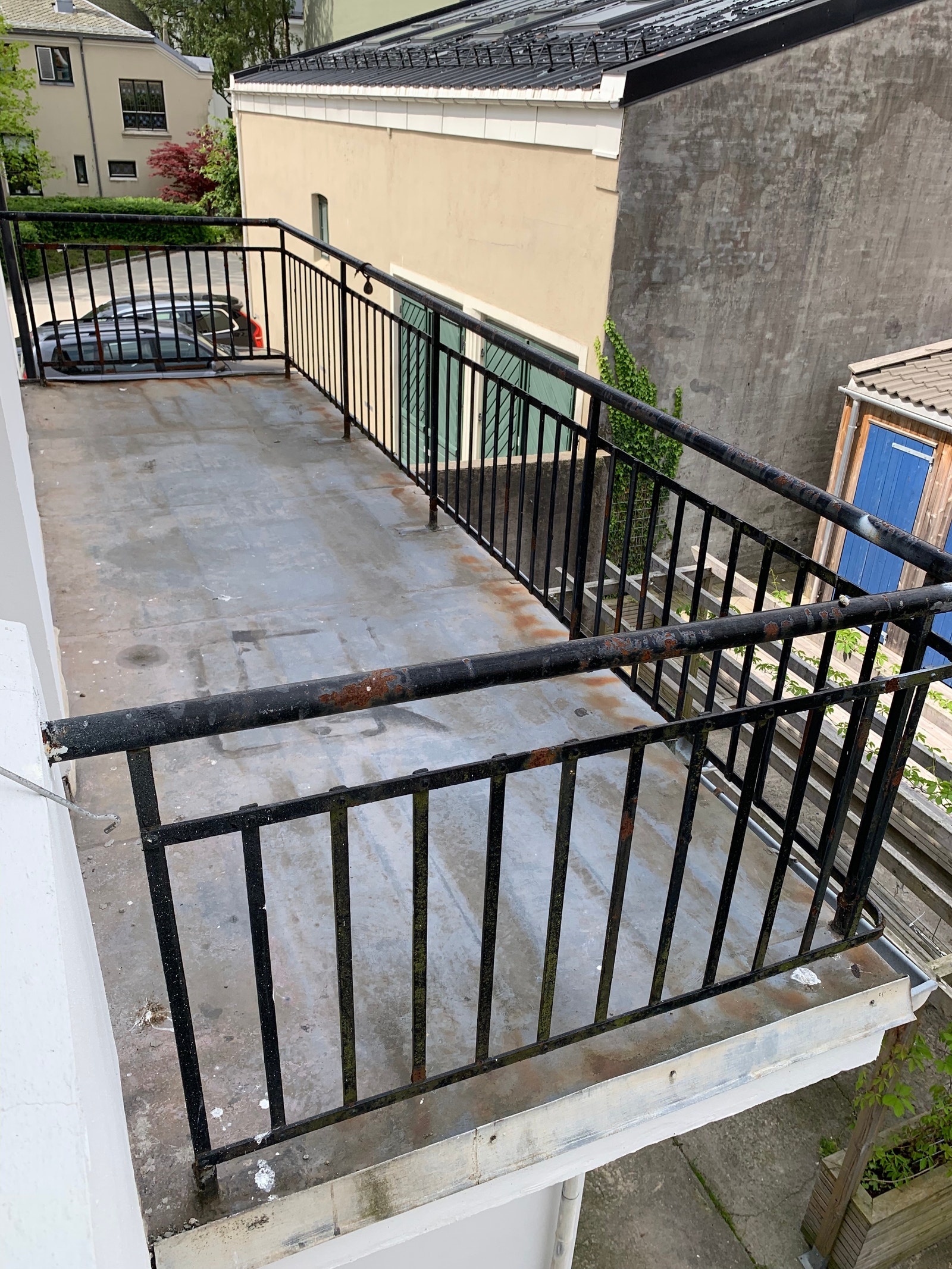 solrik balkong ut mot koselig bakgård Galleribilde