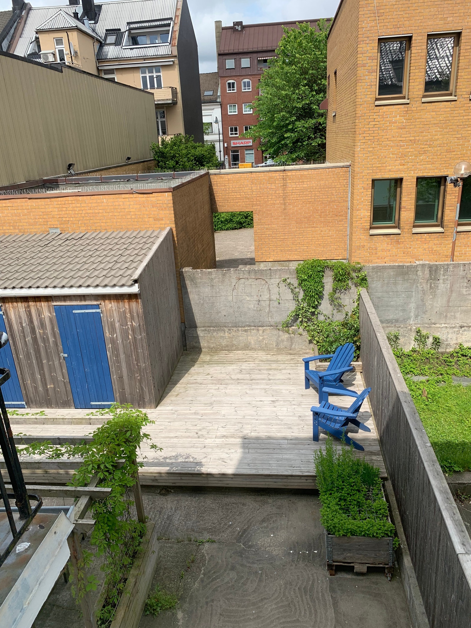 fra stue utgang til balkong mot bakgård Galleribilde