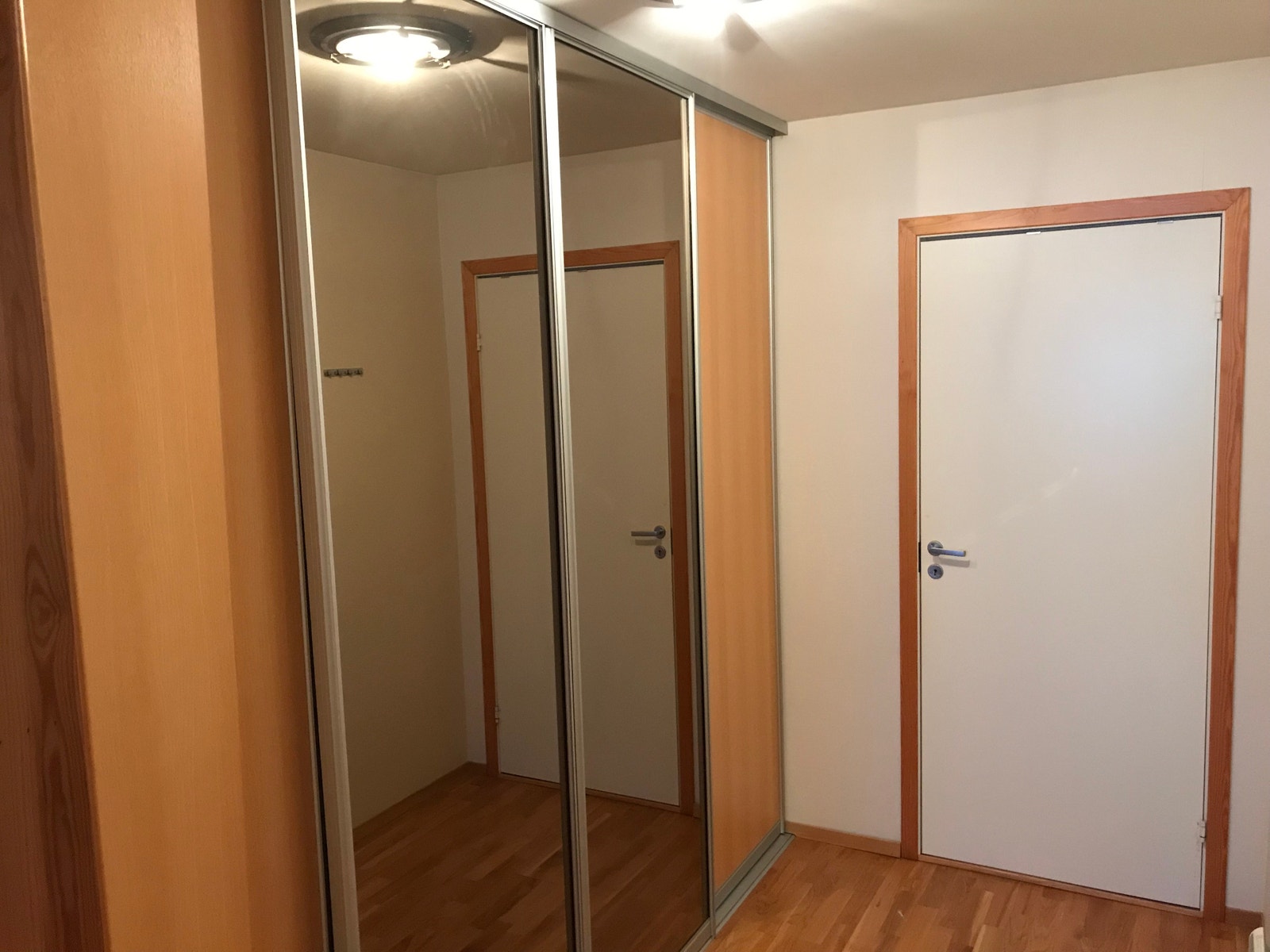 Gang med stor skyvedørsgarderobe Galleribilde