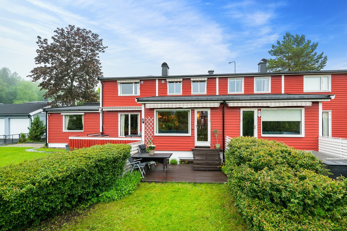 Velkommen til Nadderudveien 123B - Stort og romslig rekkehus over tre plan med solrik hage - Presentert av Holmen-Jensen og Gunnerud v/ Privatmegleren