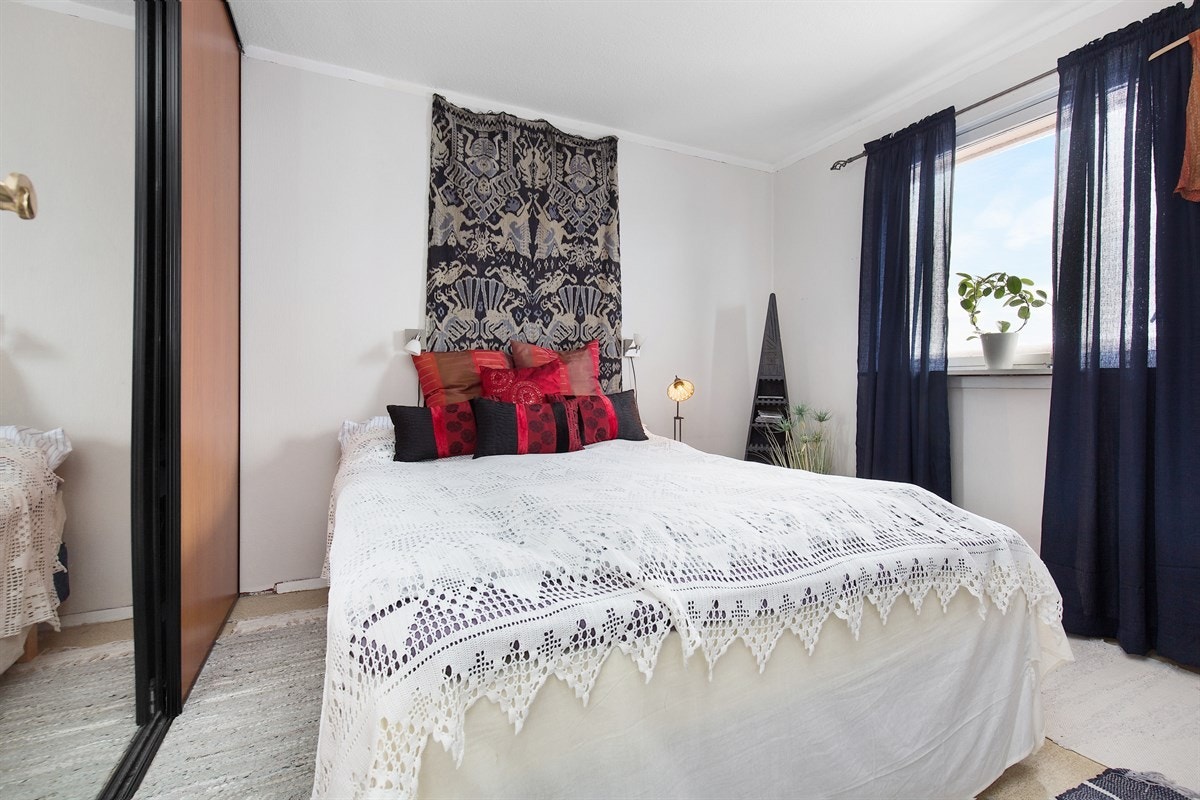 Romslig soverom med stor garderobe Galleribilde