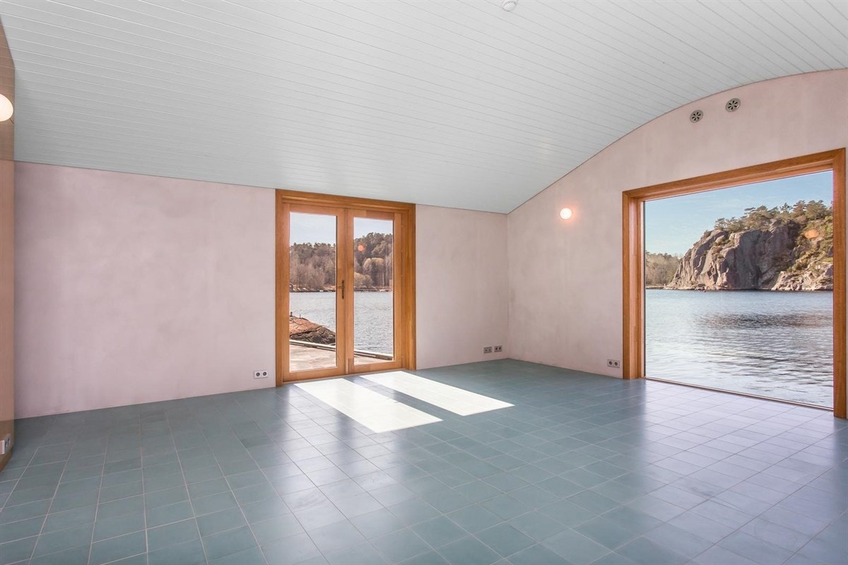 Fra stue i annekset - med store vinduer og dører ut til sjøen Galleribilde