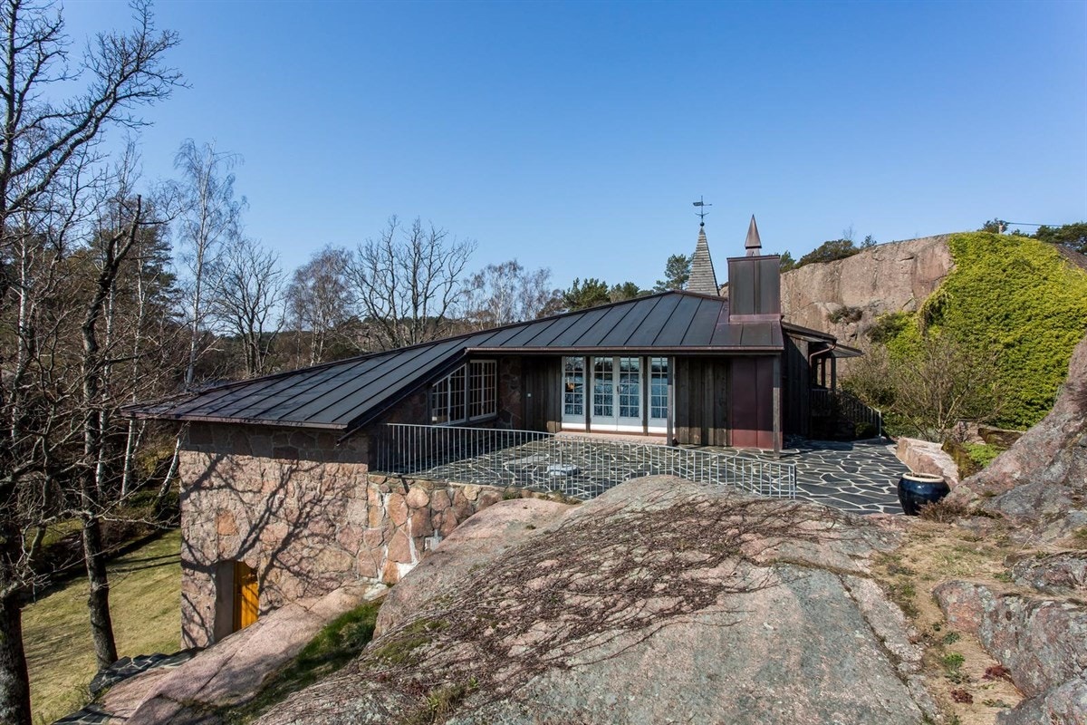 Huset er flott plassert inn i terrenget Galleribilde