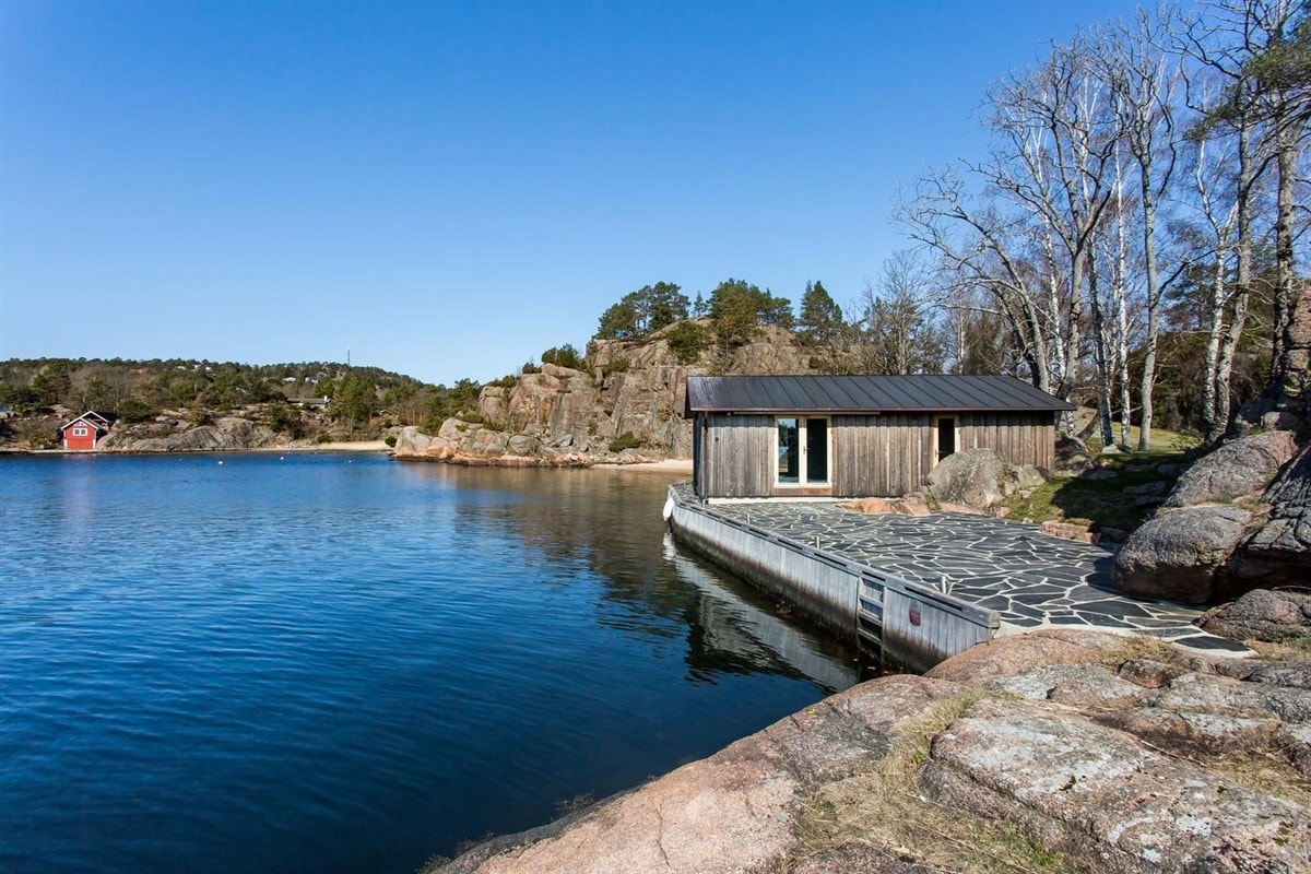 Fra annekset (gjestehytten) og bryggeanlegget utenfor Galleribilde