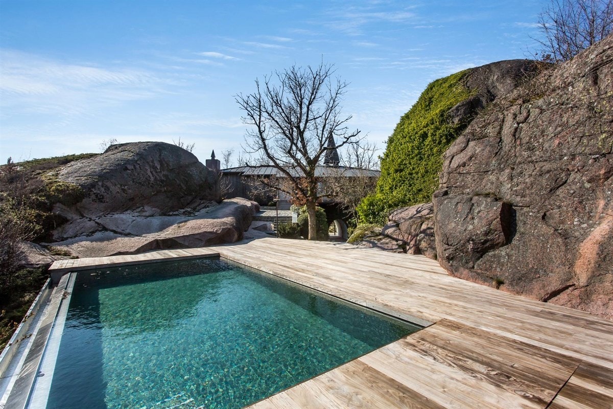 Fra det renoverte svømmebassengområdet - som ligger helt usjenert Galleribilde